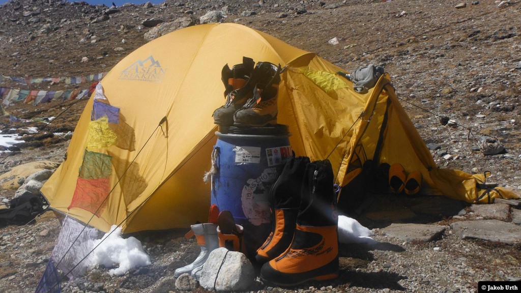 Der tørres støvler ved teltet i Advanced Base Camp (5400m) ved Shishapangma (8027m). Foto: Jakob Urth.