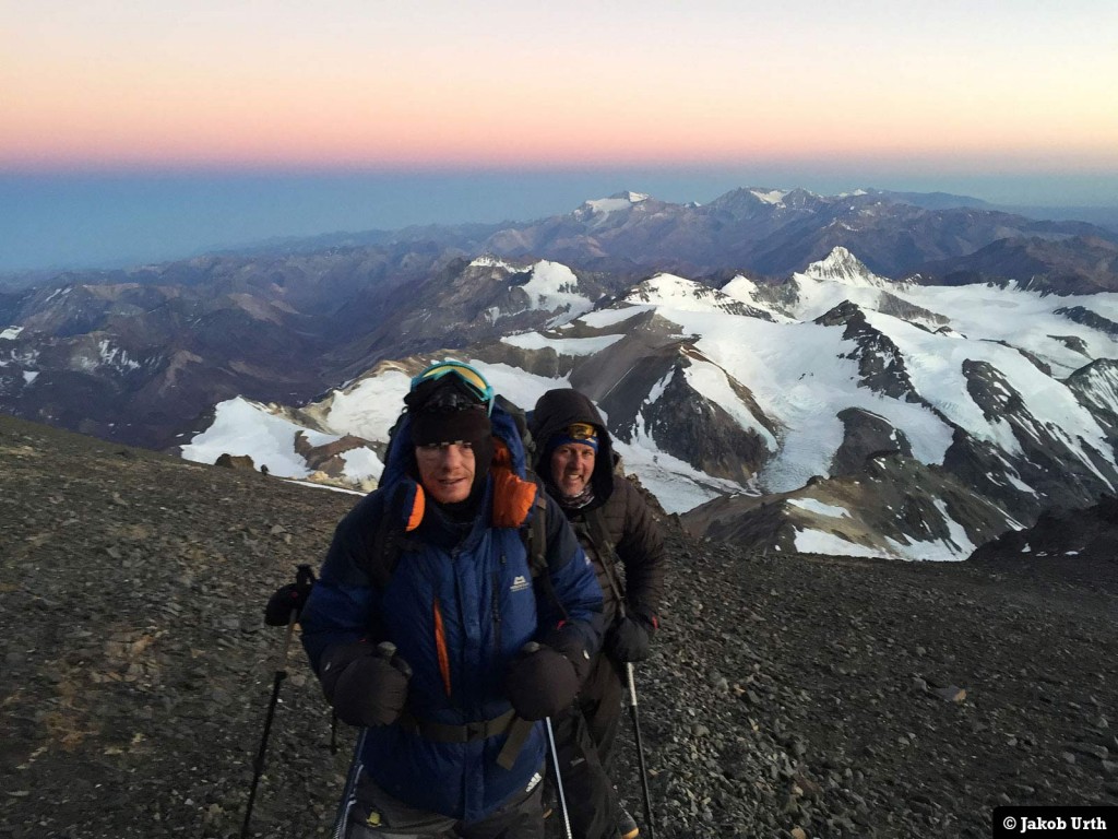 To af Jakobs klienter med varme luffer, på vej mod toppen af Aconcagua. Foto: Jakob Urth.