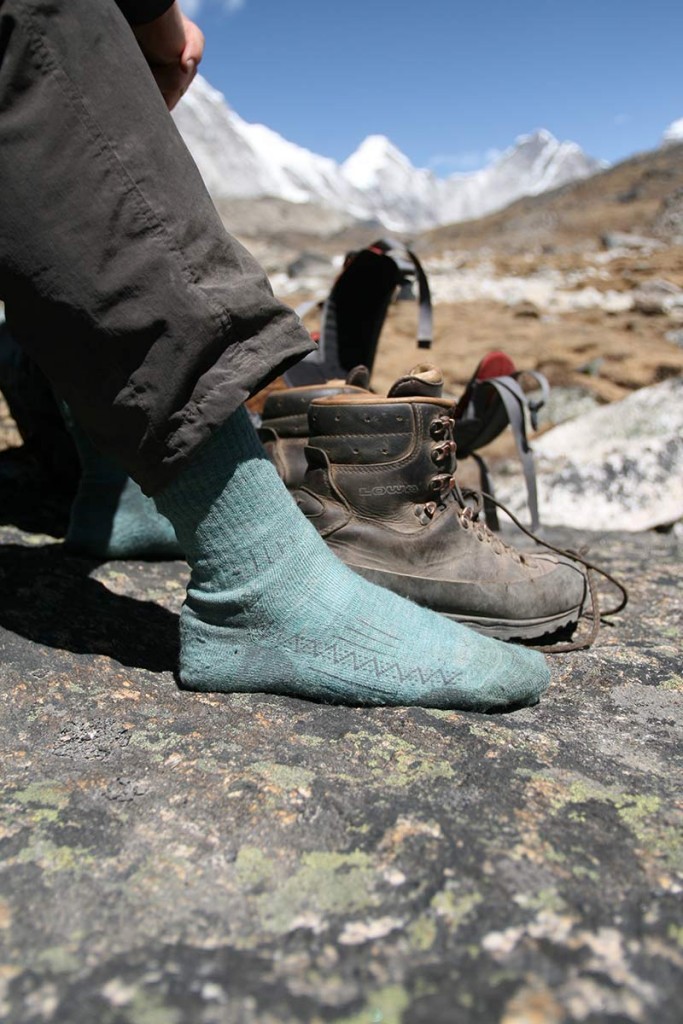 Et par trætte fødder i en læderstøvle fra Lowa får lidt luft på vej til EVerest Base Camp. Foto: Frank Wiwe.