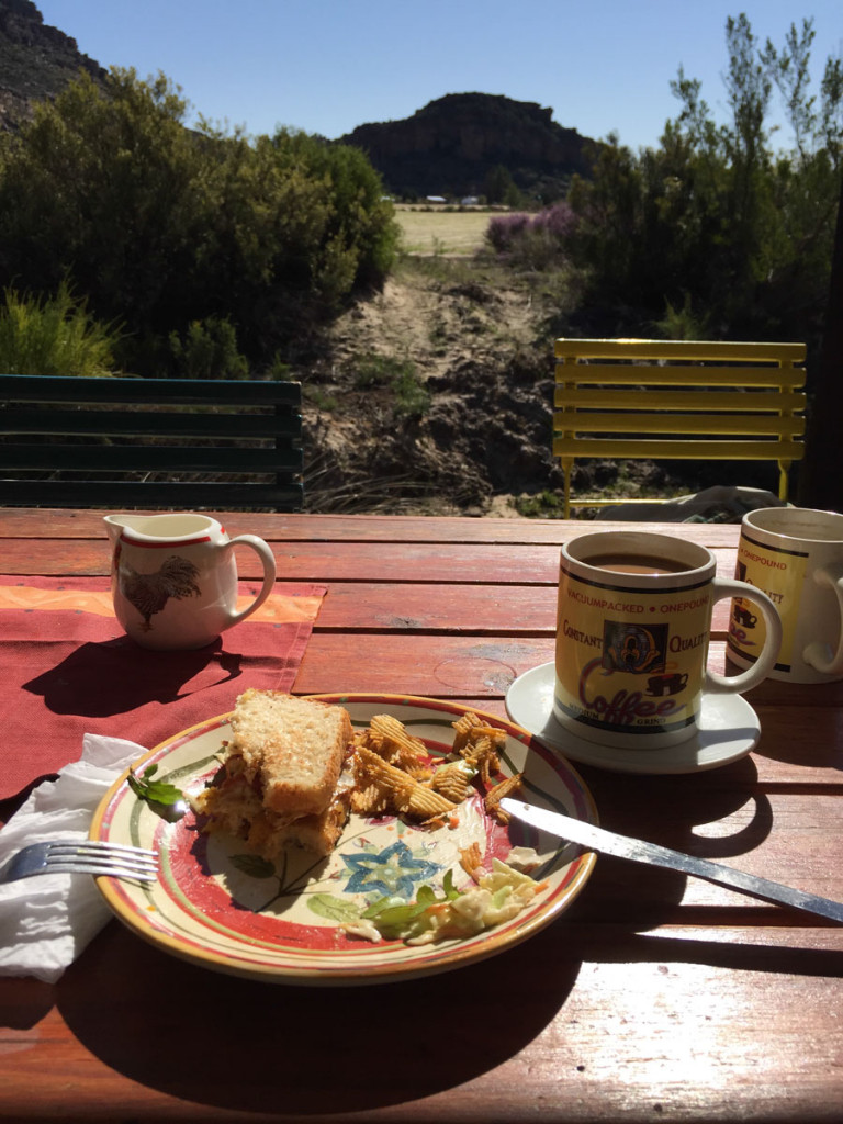 Kaffe, sol og sandwich. Sådan starter man en god dag i Rocklands - med et besøg i Hen House.