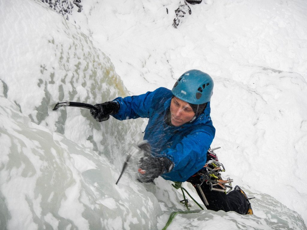 En solid skaljakke kan være et godt valg til f.eks. isklatring. Her er det Mathias Pape i en GORE-TEX Pro-jakke i Rjukan, Norge. Foto: Emil Meade.