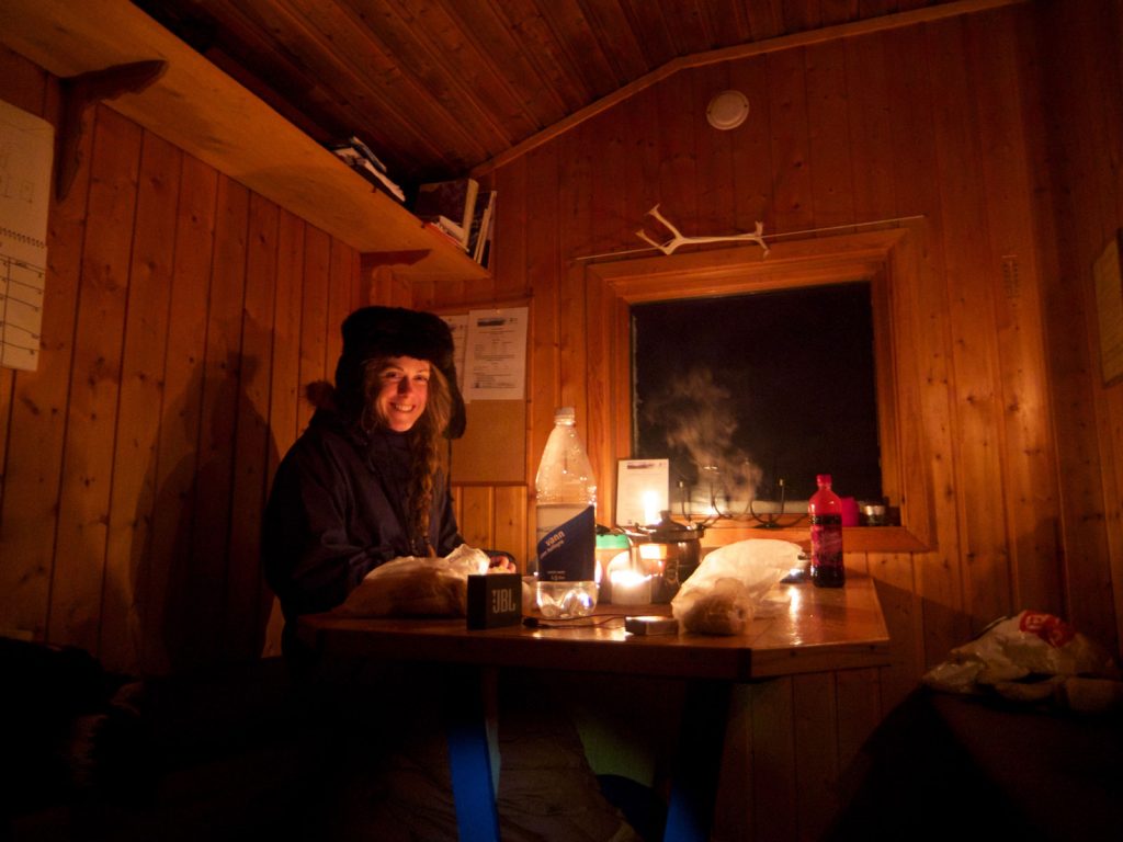 Den enkle DNT hytte “Nonsbu”, der er let at komme til med bus fra Tromsø (1/2 time + 3-4 timers gang) og fint kan fungere som en af flere hytter på en rundtur på fastlandet øst for Tromsø. Foto: Mads Peter Skovbjerg Fogh.