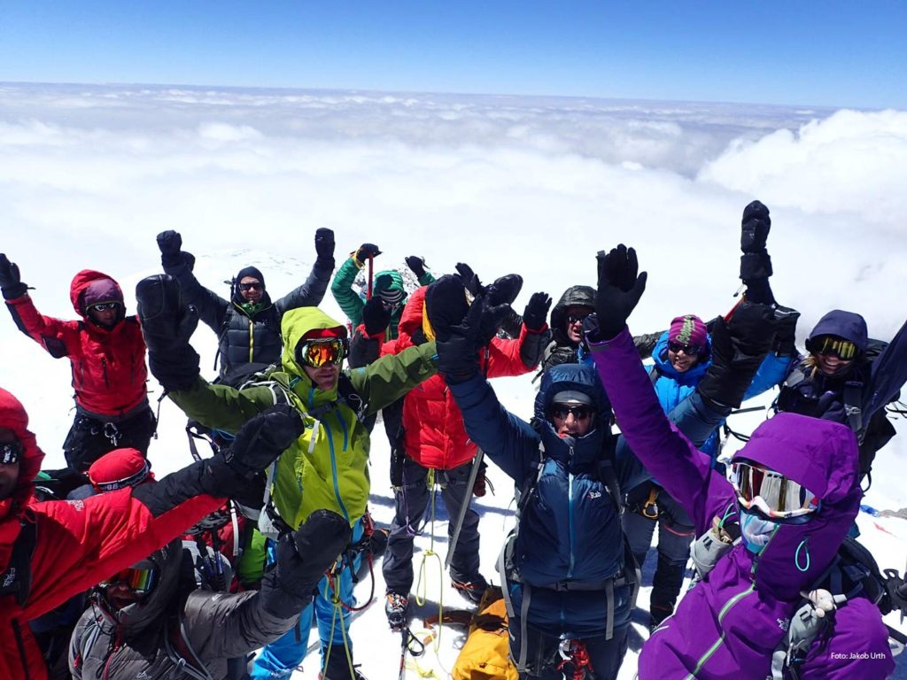 Gruppebillede på toppen af Elbrus. Foto: Jakob Urth.
