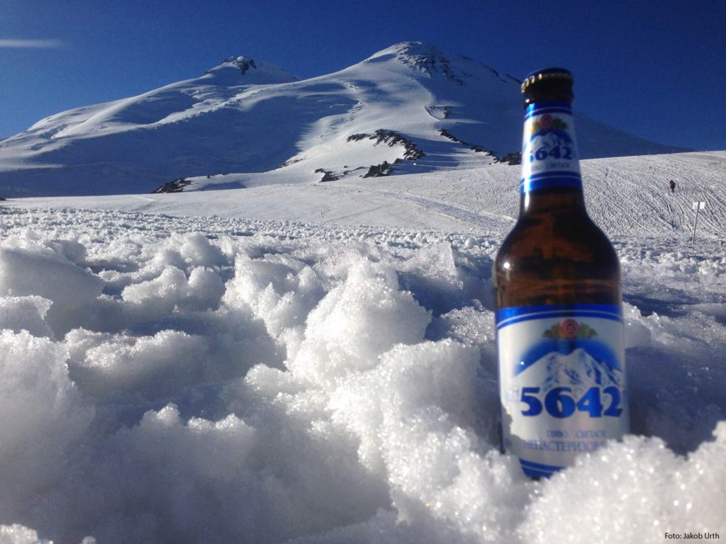En kold øl er altid på programmet efter en vellykket bestigning. Foto: Jakob Urth.