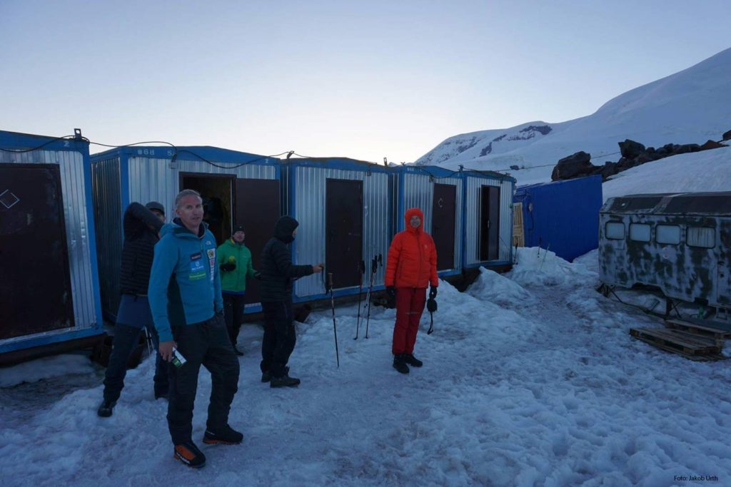 Base camp-stemning inden en Elbrus-bestigning. Foto: Jakob Urth.
