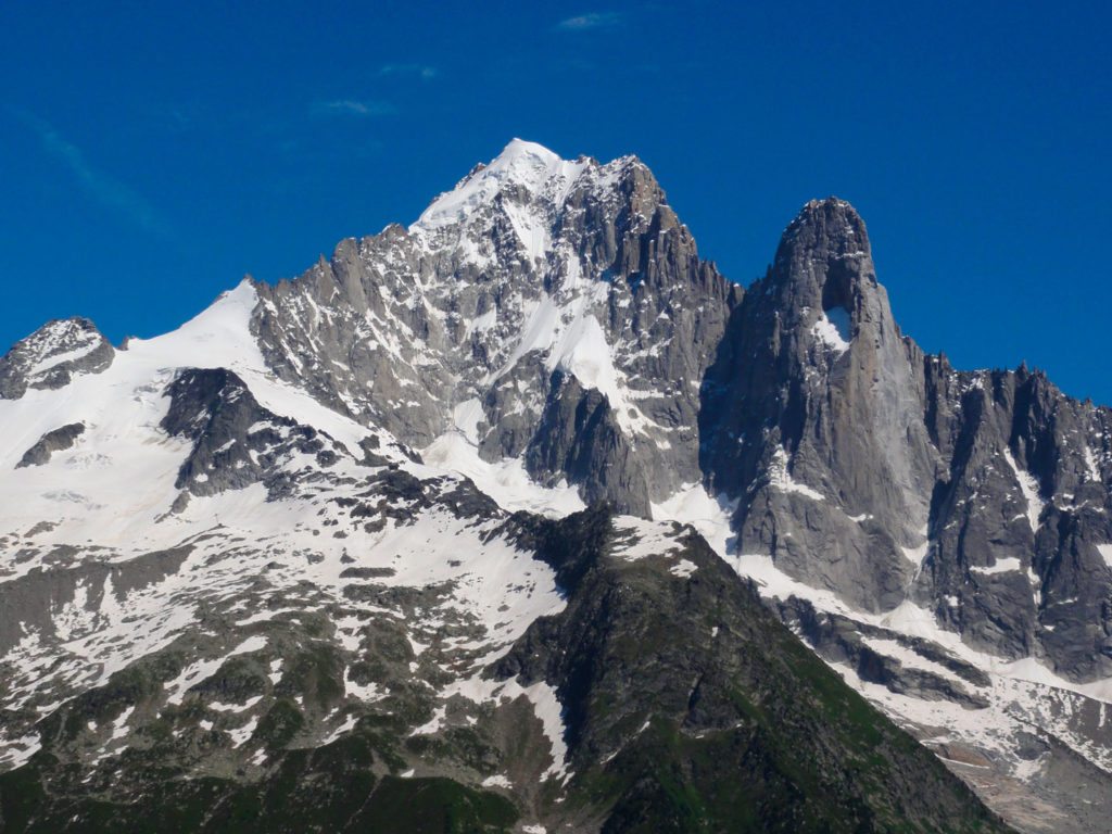 Les Drus. Petit Dru er ”spidsen" til højre i billedet, og den klassiske nordvægsrute følger bjergets højre side.
