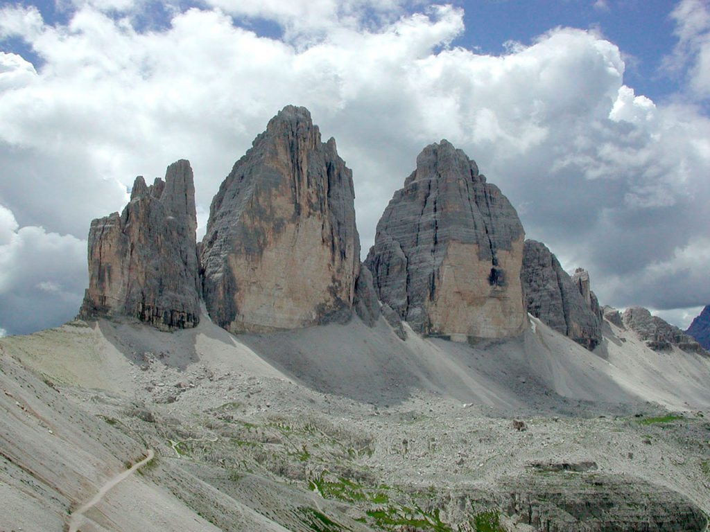 Le Tre Cime di Lavaredo. Cima Grande er den midterste af de tre. Den ”glatte” første halvdel fører op til den anden og lettere halvdel af ruten.