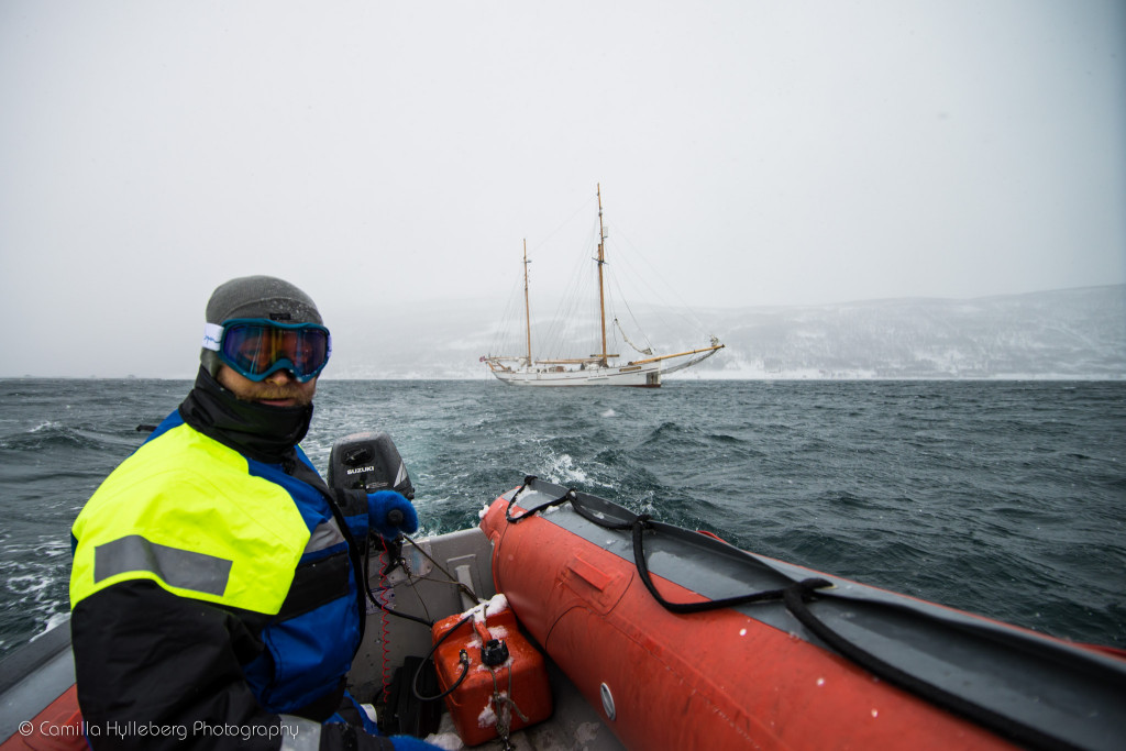 Skipperen styre både små og store både.
