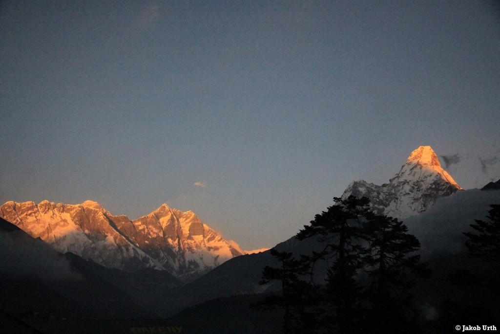 Panoramaudsigt over Himalaya - fra venstre: Nuptse (7861m), Everest (8848m), Lhotse (8516m) og yderst til højre Ama Dablam (6812m). Foto: Jakob Urth.