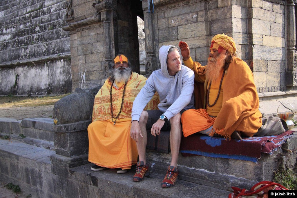 Jakob Urth velsignes af hellige mænd før en bestigning. Nepal.