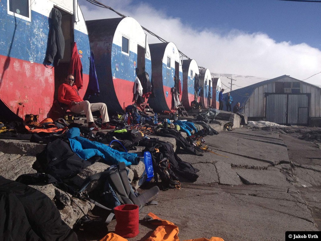 "The Barrels" - Elbrus Base Camp (3800m). Foto. Jakob Urth.