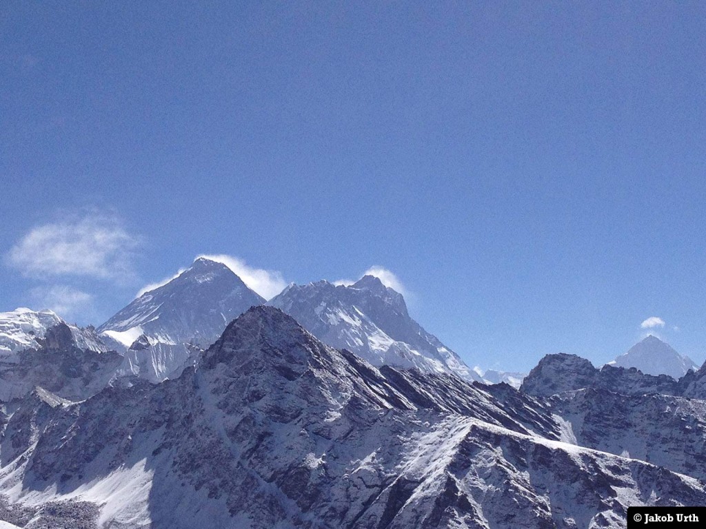 Udsigt fra Gokyo Ri (5357m). Fra venstre: Everest (8848m), Lhotse (8516m) og Makalu (8463m). Foto: Jakob Urth.