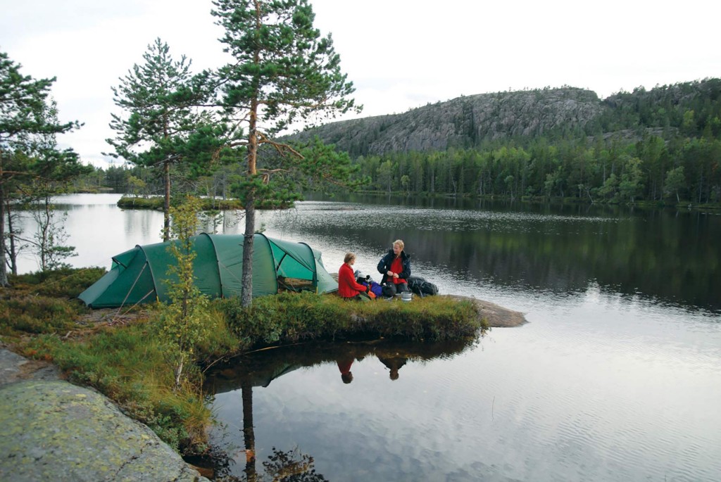 Hilleberg Kaitum 3GT på en idyllisk teltplads i Sverige.