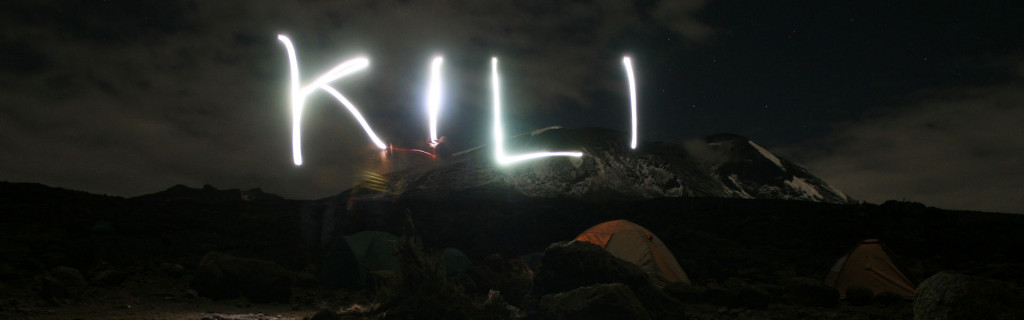 Leg med pandelampe i Kilimanjaro lejr