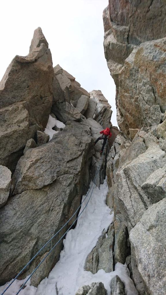 Abseil på Arête des Cosmiques. Foto: Mathias Pape.