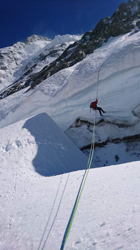 Abseil over bergschrunden. Foto: Mathias Pape.
