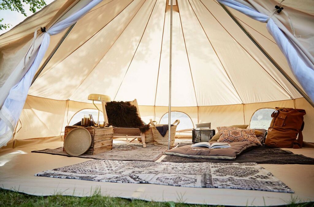 Indenfor i et glamping-telt