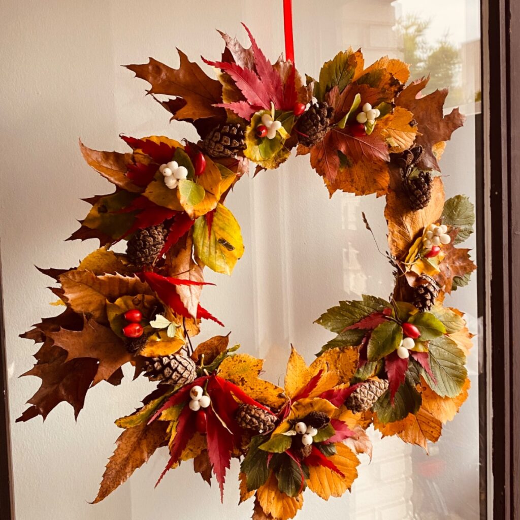 dekorativ krans af efterårsblade