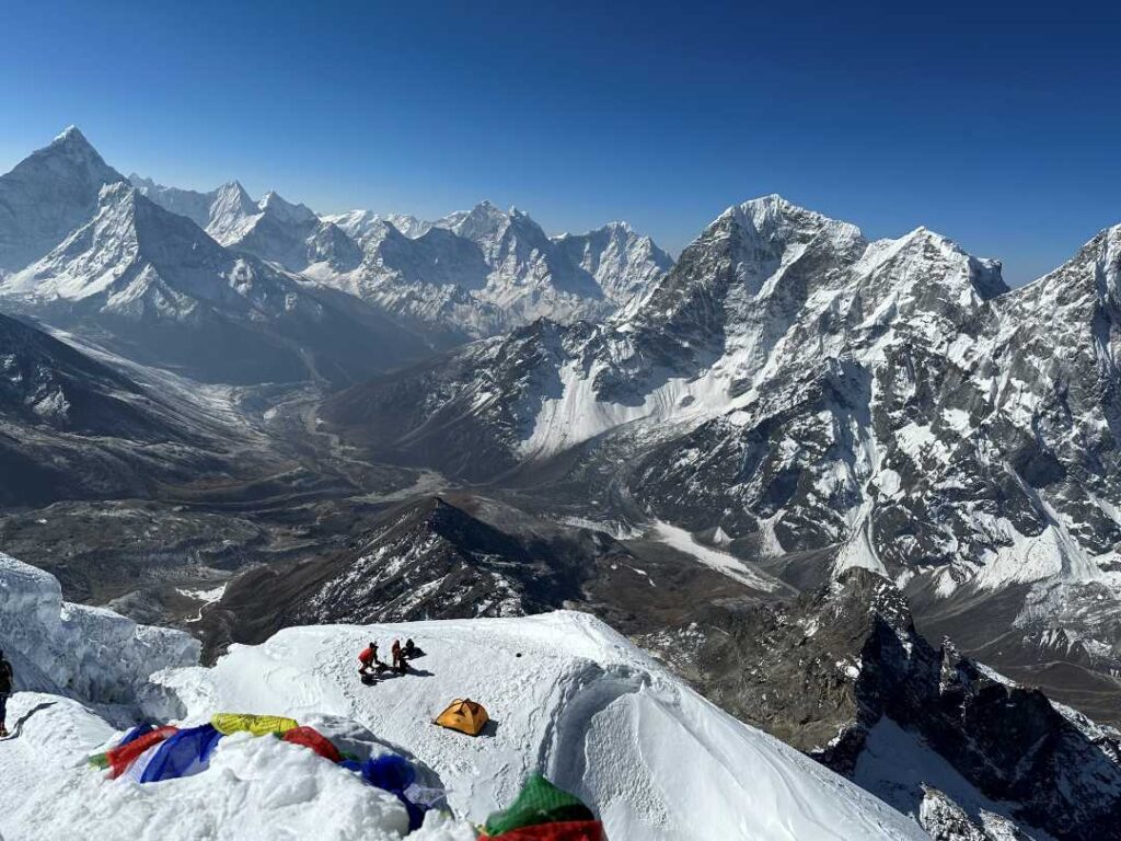 Udsigt mod teltet fra toppen af Lobuche East