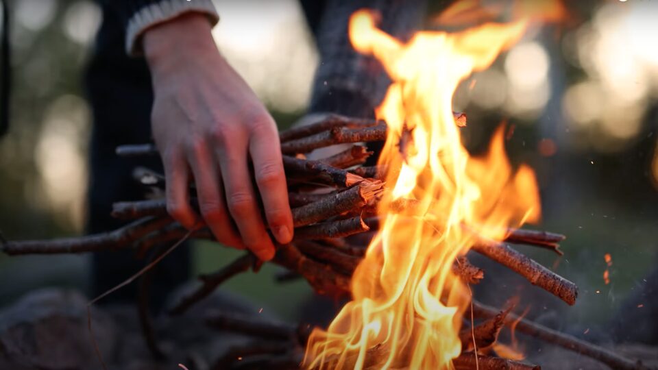 Video | Sådan tænder du et godt bål